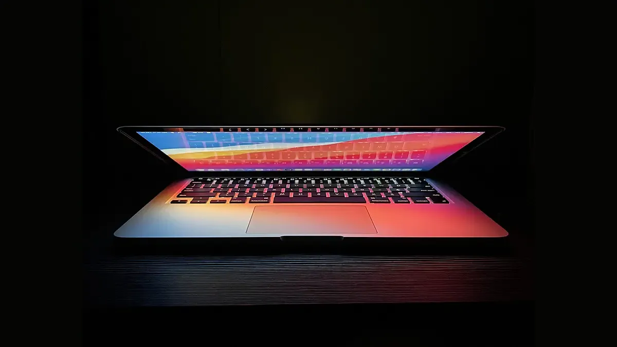 Macbook黑色背景-苹果维修洛杉矶